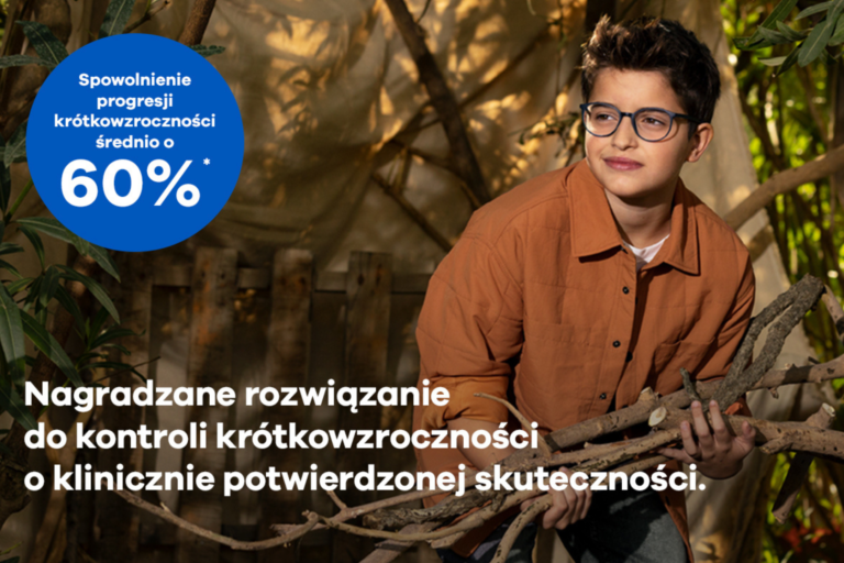 Krótkowzroczność, czyli myopia, jest coraz częściej diagnozowana u dzieci i młodzieży. Coraz młodsze osoby spędzają długie godziny przed komputerem, telefonem czy tabletem, co znacząco zwiększa ryzyko rozwoju tej wady. Szacuje się, że do 2050 roku połowa światowej populacji będzie krótkowzroczna. Dlatego tak ważne jest nie tylko korygowanie wzroku, ale również spowalnianie progresji wady. W naszym salonie Optyk Chili na Ursynowie oferujemy innowacyjne soczewki MiyoSmart